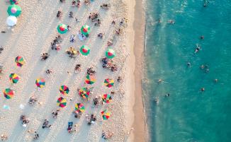 Zwei Drittel der Berufstätigen sind im Sommerurlaub beruflich erreichbar